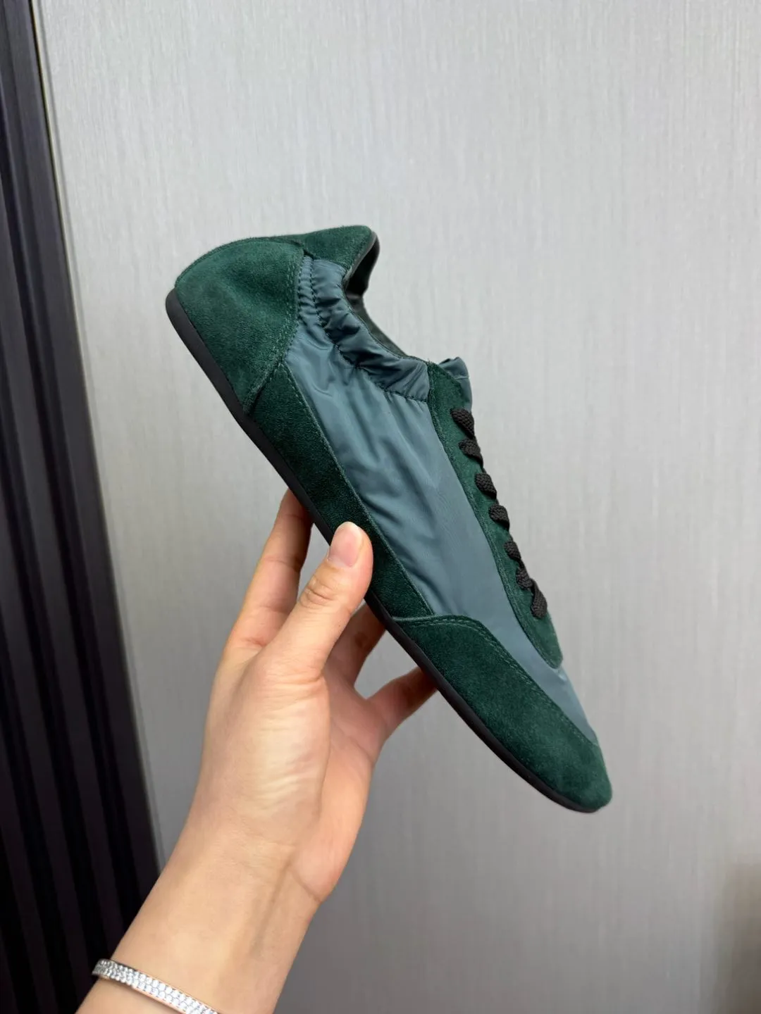 Men's Shoes💰500💰Men's PRADA 2025 Early Spring Collapse New Sports Shoes Moral Training Shoes Collapse's name comes from the fact that it can be easily put on and taken off with bare hands ~ The light and comfortable features create a more relaxed and casual look, and the side elastic design can be worn twice! Super comfortable catwalk sneakers, as thin and light as ballet slippers, as comfortable as sneakers, comfortable and super light on the feet. Fabric: frosted cowhide leather spliced ​​with nylon cloth, cowhide foot pads, men's size 38-45